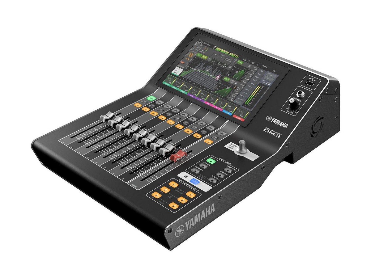 Цифровой микшер Yamaha DM3 с сенсорным экраном и девятью фейдерами